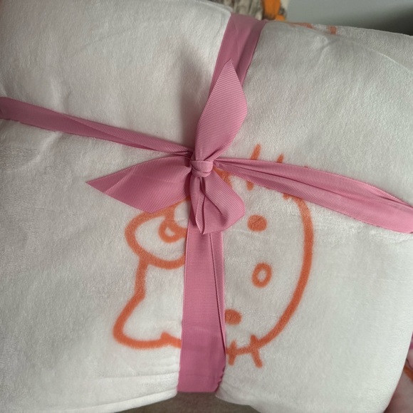 Hello Kitty Blanket - Picture 3 of 3